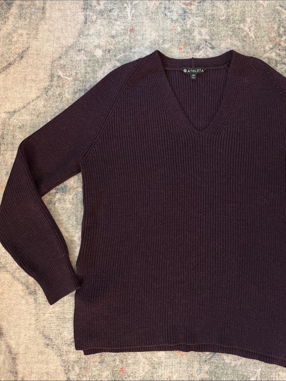 Athleta Sweater Womens Small
Plum Merino Wool Blend V-
Neck Pullover - XS